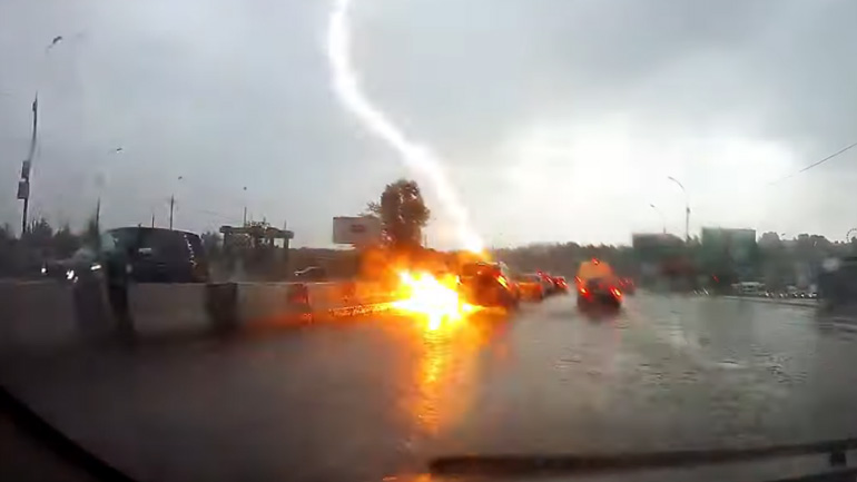 Κεραυνός χτυπά εν κινήσει αυτοκίνητο